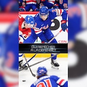 L'Américain Logan Hensler tente de soutirer la rondelle à un joueur tchèque.