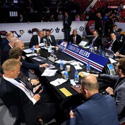 La table des Oilers lors du repêchage 2022, tenu à Montréal. 