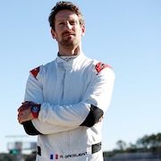 Romain Grosjean, bras crois&eacute;s, dans une combinaison blanche