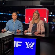 Deux femmes sourient devant la caméra
