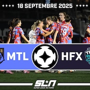 Les joueuses des Roses de Montréal se rassemblent au milieu du terrain pour célébrer leur victoire face aux Tides d'Halifax.