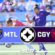 Une joueuse des Roses chute en luttant le ballon avec une joueuse du Wild de Calgary.