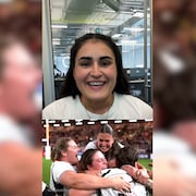 Oph&eacute;lia sourit alors qu'au premier plan, des joueuses canadiennes de rugby c&eacute;l&egrave;brent.