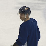 Joueur de hockey seul sur la glace.