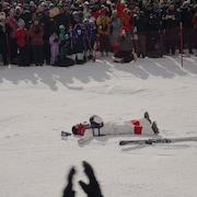 Mika&euml;l Kingsbury est allong&eacute; sur la piste apr&egrave;s sa victoire.