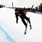 La skieuse acrobatique Amy Fraser effectue un saut en demi-lune.