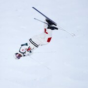 Un skieur acrobatique en pleine action.