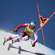 Un skieur dévale la piste.