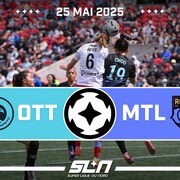 Alexandria Hess et Choo Hyojoo sautent pour diriger le ballon avec leur tête.