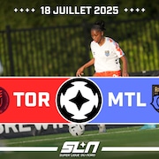 Latifah Abdu dribble le ballon, poursuivie par Croix Soto. La gardienne Sofia Manner se tient en alerte.