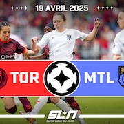 Tanya Boychuk court en possession du ballon, pourchassée par une joueuse de l'AFC Toronto.