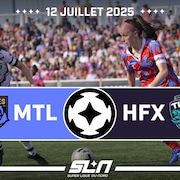 Mégane Sauvé court avec le ballon sous le regard de Syd Kennedy.