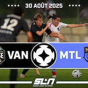 Quinn et Charlotte Bilault se disputent la possession du ballon.