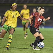 Cloe Lacasse protège le ballon en faisant dos à Cheyna Williams.