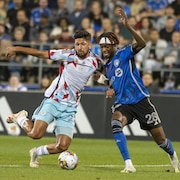 Mauricio Pineda et Jules-Anthony Vilsaint se disputent le ballon.