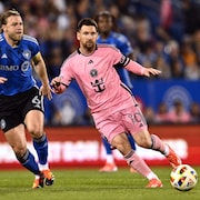 Lionel Messi dispute le ballon à Samuel Piette.