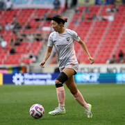 La joueuse Jun Endo, ballon aux pieds, regarde vers l'avant.