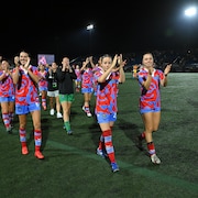 Elles applaudissent leur public &agrave; la sortie du terrain.