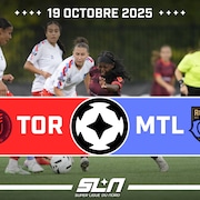 Les joueuses sont &agrave; la lutte pour le ballon.