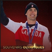 Le patineur Denny Morrison sourit, sa médaille au cou.