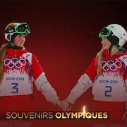Chloé et Justine Dufour-Lapointe se regardent en se tenant la main.