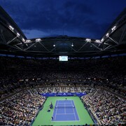 Plan large sur le court Arthur-Ashe, le plus grand stade de tennis du monde à New York. 