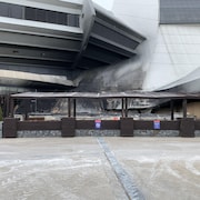 Le stade olympique est abîmé.