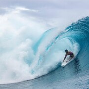 Un athlète de surf en action sur une vague