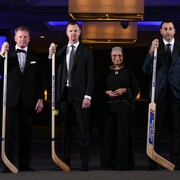 Daniel Alfredsson, Daniel Sedin, Bernice Carnegie, Roberto Luongo et Henrik Sedin prennent la pose avant le début de la cérémonie du Panthéon du hockey.