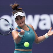 Bianca Andreescu frappe une balle.