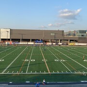 De jeunes enfants jouent au soccer sur un terrain de football à Saint-Léonard. 