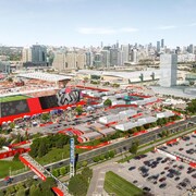 Vue d'ensemble du BMO Field et des stationnements du Parc des expositions avec le centre-ville de Toronto en arrière-plan.