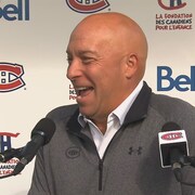 Kent Hughes est hilare après une blague à la presse.