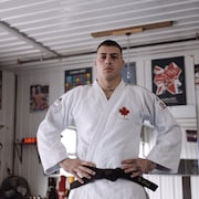 L'athlète olympique Shady Elnahas en habit de judo. 