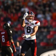 Un joueur des Alouettes célèbre son touché avec un coéquipier. 
