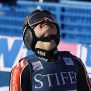 Une skieuse sourit après sa performance. 