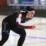 Valérie Maltais se trouve sur la patinoire. 