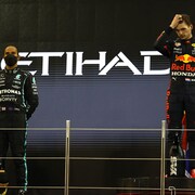 Max Verstappen est sur la première marche du podium, Lewis Hamilton est sur la deuxième après le Grand Prix d'Abou Dhabi.
