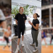 Notre journaliste discute avec Anna Smrek de l'équipe de volleyball féminin du Canada. 