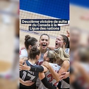 Les Canadiennes c&eacute;l&egrave;brent leur victoire.
