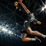 Xander Wassenaar Ketrzynski saute pour frapper le ballon.