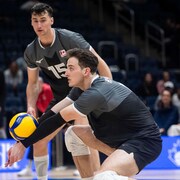 Brodie Hofer effectue une manchette.