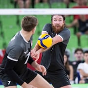 Jesse Elser effectue une manchette.