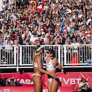 Brandie Wilkerson et Melissa Humana-Paredes s'encouragent devant les estrades remplies.