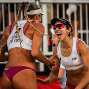 Brandie Wilkerson et Melissa Humana-Paredes c&eacute;l&egrave;brent leur victoire.