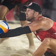 Sam Schachter effectue une manchette.