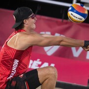 Jonny Pickett effectue une manchette.