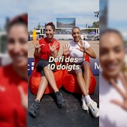 Deux joueuses de volleyball de plage durant une entrevue.