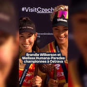 Brandie Wilkerson et Melissa Humana-Paredes posent avec leur troph&eacute;e.