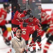 Ophélia parle devant une photo des joueurs du Canada qui célèbrent un but gagnant sur la patinoire.